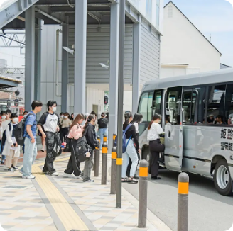 3.スクールバス乗り場に到着。